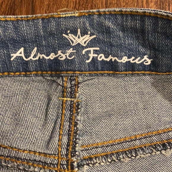 Almost Famous Boyfriend Jeans Medium Wash - Picture 5 of 13